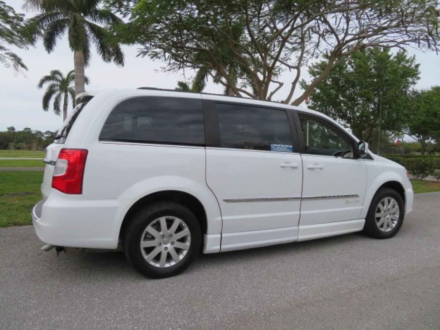 2014 White /Black Chrysler Town & Country (2C4RC1BG4ER) , located at 4301 Oak Circle #19, Boca Raton, FL, 33431, (954) 561-2499, 26.388861, -80.084038 - Photo#21